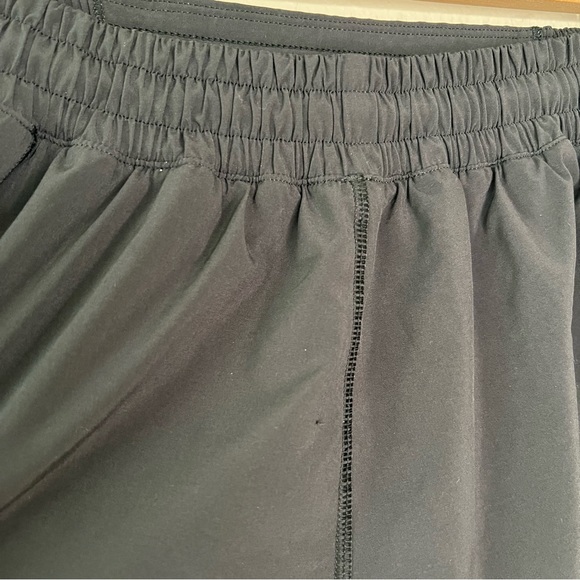 Lululemon Hotty Hot Short II *2.5" in Black size 6 - Picture 6 of 8